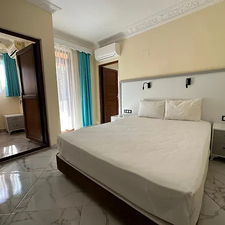 Palm Hotel *