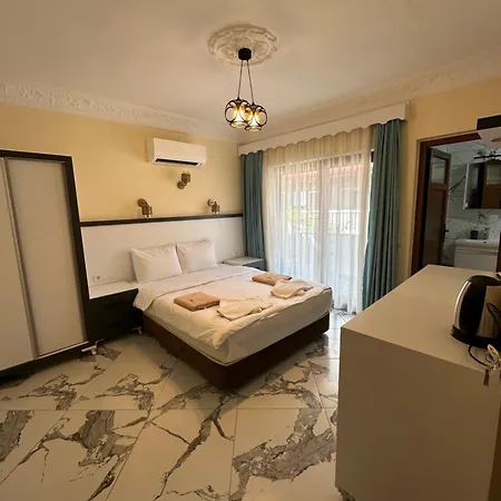 Palm Hotel *